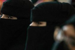 Taliban qui định nữ sinh đại học quấn khăn che kín mặt, nam nữ không được ngồi chung