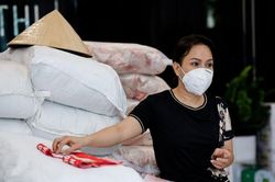 Việt Hương tự vác bình ô-xy, liền nhận lại món quà 'thơm phức'
