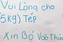 Dán giấy 'xin 5 kg tép', một hộ gia đình khiến dân mạng cười ngặt nghẽo