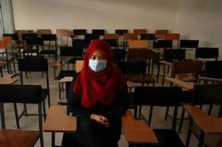 Lớp học vắng tanh sau khi Taliban ra sắc lệnh đầu tiên đối với phụ nữ