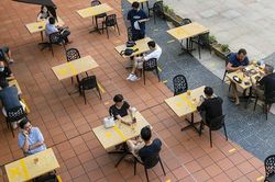 Singapore hành động quyết liệt hơn chống Covid-19