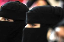 Taliban yêu cầu nữ sinh đeo khăn che mặt
