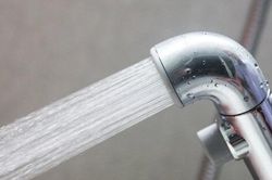 Dùng vòi xịt toilet 'chữa táo bón', một người nguy kịch vì sốc nhiễm khuẩn, vỡ đại tràng