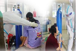 Khỏi COVID-19, hai thanh niên tình nguyện ở lại bệnh viện chăm sóc người bệnh