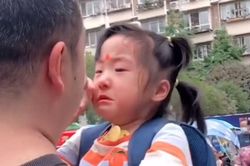Ngày đầu đón con gái đi học mẫu giáo, ông bố lén lau nước mắt khi thấy con tan trường