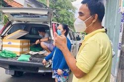 MC Quyền Linh vội đi làm từ thiện đến mức mặc áo trái vậy mà ai cũng thả tim khen đẹp