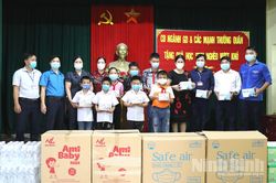 Tặng quà cho học sinh nghèo và lực lượng phòng, chống dịch xã Gia Tường