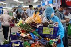 Người dân ở vùng xanh TP.HCM nóng lòng chờ hướng dẫn đi chợ