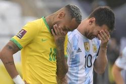 Trận Brazil-Argentina bị hoãn: Khi bóng đá lùi bước vì những điều ngớ ngẩn