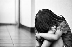 Bé gái 11 tuổi bị mẹ ruột và người tình liên tục hành hạ, xâm hại