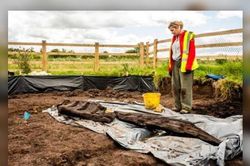 Khai quật được thần tượng ngoại giáo 1.600 năm trong vũng lầy ở Ireland