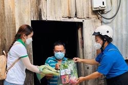 Nhìn lên em không bằng ai, nhìn xuống còn nhiều hoàn cảnh cần giúp đỡ