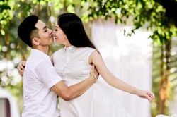 Khánh Thi chia sẻ khoảnh khắc ngọt ngào bên Phan Hiển sau nghi vấn hôn nhân rạn nứt