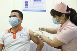 Đẩy nhanh thử nghiệm và cấp phép sử dụng vaccine phòng COVID-19