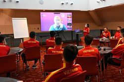 Tuyển futsal Việt Nam làm quen 'công nghệ VAR của futsal'
