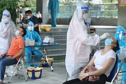 Một người vào viện chăm con mắc Covid-19, Hà Nội có 36 ca trong 24 giờ