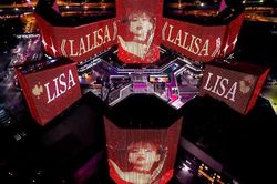 Bị cấm quyên góp, 1 fanboy chi núi tiền quảng bá cho Lisa Blackpink