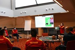 Đội tuyển futsal Việt Nam làm quen với công nghệ 'VS'