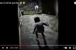 Clip: Cười nghiêng ngả em bé 'sao y bản chính' dáng đi của bà