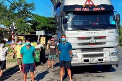 TP. HCM: Xuất hiện tình trạng xe núp bóng 'luồng xanh' chở người về các tỉnh