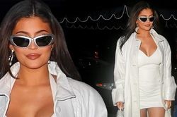 Kylie Jenner lần đầu 'vác' bụng bầu dạo phố với váy ngắn siêu gợi cảm