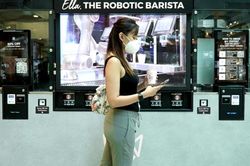 Nhật Bản thử nghiệm hệ thống robot phục vụ cà phê tại ga tàu điện