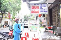Một số hàng quán hoạt động trở lại theo quy định