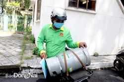 Người dân vẫn phải chờ được cấp giấy đi đường