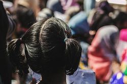 Dư luận phẫn nộ cảnh ít nhất 6 bé gái khỏa thân trong lễ 'Cầu mưa', cảnh sát phải vào cuộc