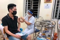 'Chong đèn' tiêm vaccine phòng Covid-19 cho người dân quận Hoàng Mai