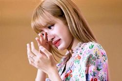 Xúc động cách Lisa Blackpink vượt qua những bê bối lớn nhất sự nghiệp