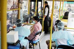 Các nước hối thúc người dân tiêm vắc-xin phòng Covid-19