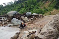 Vùng sạt lở Quảng Nam di dời dân, vận chuyển gạo dự trữ chống bão Côn Sơn