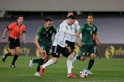 Xem Messi 'xâu kim' đối thủ, ghi siêu phẩm cho Argentina