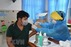 Chỉ đo huyết áp trước khi tiêm vaccine với người trên 65 tuổi