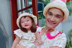 Mạc Văn Khoa bất ngờ mặc váy của vợ, phải lén chụp ảnh cùng con và đây là lý do