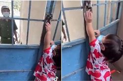 Thấy ba đi chống dịch ghé qua nhà nhưng chỉ đứng từ xa, bé gái liền có hành động gây bất ngờ