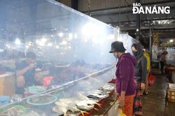 Người dân 'vùng xanh' phấn khởi đi chợ