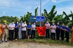 Bàn giao công trình thanh niên 'Thắp sáng đường quê'