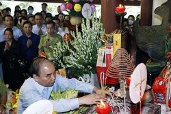 Chủ tịch nước Nguyễn Xuân Phúc dâng hương tưởng niệm Bác Hồ trên núi Ba Vì