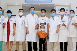 Cứu sống cháu bé 5 tuổi nguy kịch vì ong vò vẽ đốt 50 vết