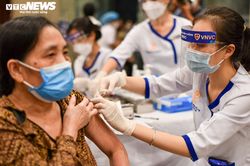 Xuyên đêm tiêm vaccine ngừa COVID-19 cho người dân Hà Nội