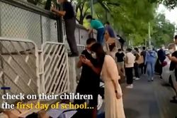 Trẻ vào lớp 1, bố mẹ trèo rào quan sát con học
