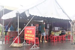 Đà Nẵng dùng container, xe buýt lập chốt chống dịch khi bão Conson đổ bộ