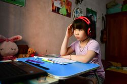 Bộ GD&ĐT kêu gọi quyên góp mua máy tính cho trẻ học online