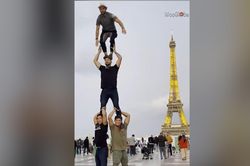 Nhóm thanh niên xếp 'tháp người' trước tháp Eiffel