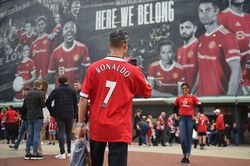 Hình ảnh Ronaldo xuất hiện tràn ngập ở sân Old Trafford