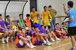 Bóng đá Việt Nam hôm nay: Futsal Việt Nam luyện 'bài tủ' trước trận đấu Brazil