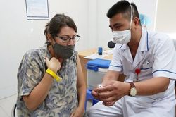 Tiêm chủng vaccine Covid-19: Không phân biệt người Việt Nam hay nước ngoài