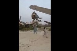 Binh sĩ Taliban thích thú biến cánh máy bay Mỹ thành xích đu